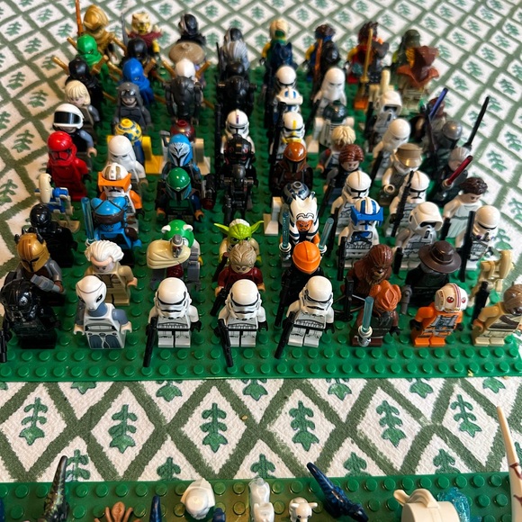 LEGO Minifigure Assortment and Base Plates - Picture 4 of 10